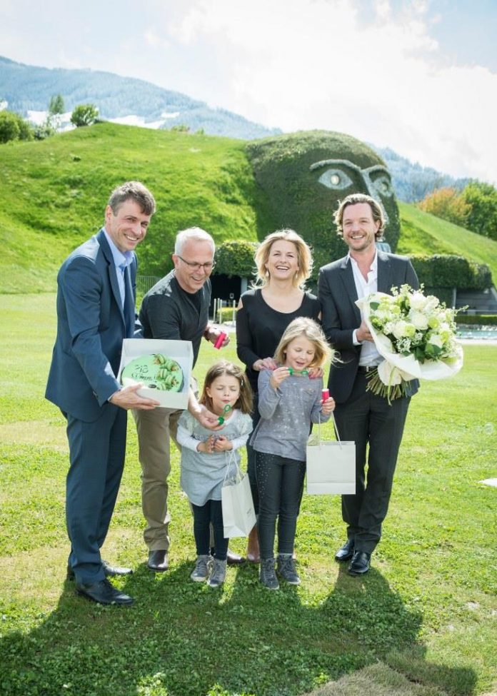 Stefan Isser (li.) und Markus Langes-Swarovski (re.) begrüßten am Nachmittag des 27. April 2016 Ingrid Siller und Hannes Irowec mit ihren beiden Töchtern Sofia und Leni als 13 Millionste Besucher in den Swarovski Kristallwelten. (Bildquelle: Swarovski Kristallwelten / Gerhard Berger)