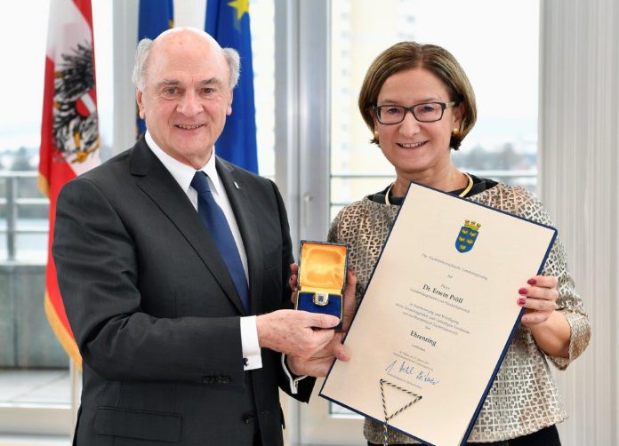 Landeshauptmann-Stellvertreterin Mag. Johanna Mikl-Leitner überreichte den Ehrenring des Landes Niederösterreich an Landeshauptmann Dr. Erwin Pröll. (Bildquelle: NLK / Filzwieser)