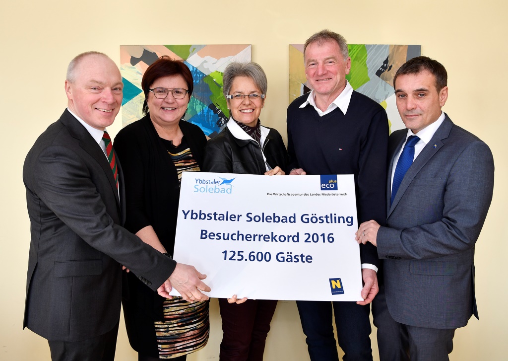 (v.l.n.r.): ecoplus Geschäftsführer Mag. Helmut Miernicki, stv. ecoplus Aufsichtsratsvorsitzende LAbg. Bgm.in Michaela Hinterholzer, Tourismuslandesrätin Dr.in Petra Bohuslav, Bürgermeister Ing. Friedrich Fahrnberger und LAbg. Anton Erber, MBA (Bildquelle: NLK Filzwieser)