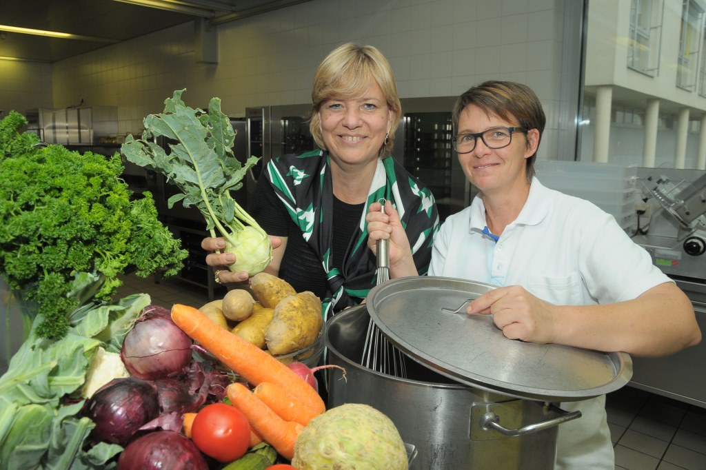 LR Mag. Barbara Schwarz mit Heidemarie Wögerer, Küchenchefin des LPH Gloggnitz (Bildquelle: Land NÖ)
