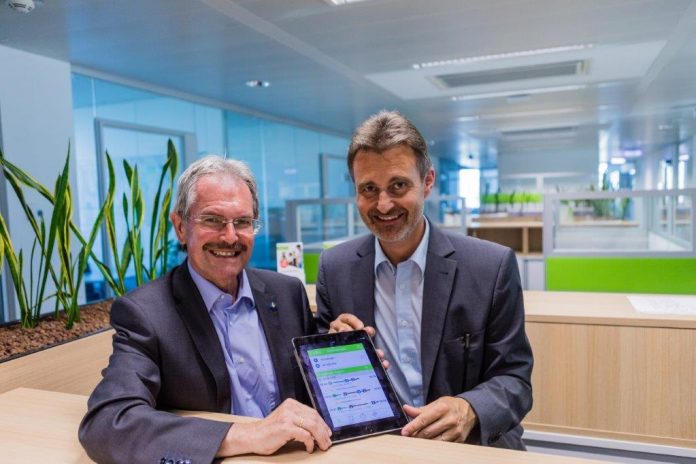 (v.l.n.r.): Verkehrslandesrat Karl Wilfing und VOR-Geschäftsführer Wolfgang Schroll präsentieren die zahlreichen Fahrgast-Online Services. (Bildquelle: Land NÖ) (v.l.n.r.): Verkehrslandesrat Karl Wilfing und VOR-Geschäftsführer Wolfgang Schroll präsentieren die zahlreichen Fahrgast-Online Services. (Bildquelle: Land NÖ)