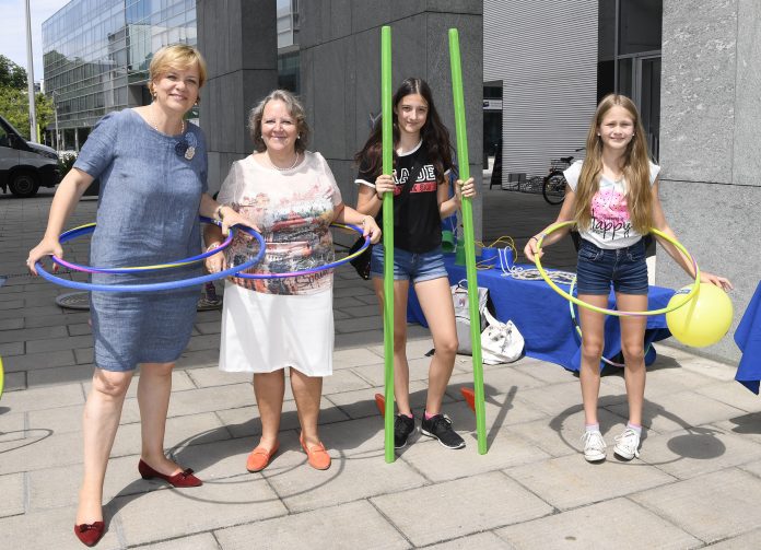 Landesrätin Barbara Schwarz freut sich mit Niederösterreichs Gemeinden und ihren Kindern auf eine schöne Ferienzeit. (Bildquelle: NLK Reinberger) Landesrätin Barbara Schwarz freut sich mit Niederösterreichs Gemeinden und ihren Kindern auf eine schöne Ferienzeit. (Bildquelle: NLK Reinberger)
