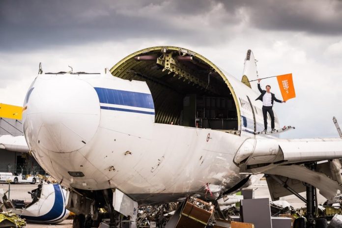Jan Pannenbäcker, CEO von Schrott24, auf einer der beiden von Schrott24 verwerteten Airbus A310. (Bildquelle: Schrott24 / Geert Vanden Wijngaert) Jan Pannenbäcker, CEO von Schrott24, auf einer der beiden von Schrott24 verwerteten Airbus A310. (Bildquelle: Schrott24 / Geert Vanden Wijngaert)