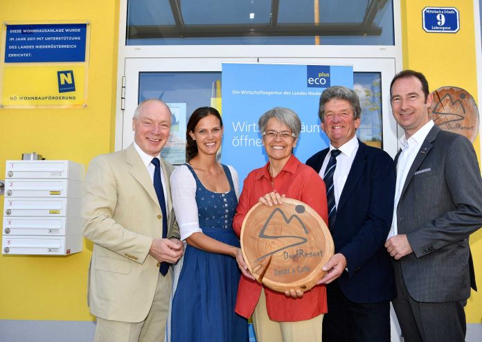(v.l.n.r.) ecoplus Geschäftsführer Helmut Miernicki, Monika Enne (DorfRezeption Mitterbach), Wirtschafts- und Tourismuslandesrätin Petra Bohuslav, Bürgermeister Alfred Hinterecker (Mitterbach), Spartenobmann Mario Pulker (Bildquelle: NLK Filzwieser) (v.l.n.r.) ecoplus Geschäftsführer Helmut Miernicki, Monika Enne (DorfRezeption Mitterbach), Wirtschafts- und Tourismuslandesrätin Petra Bohuslav, Bürgermeister Alfred Hinterecker (Mitterbach), Spartenobmann Mario Pulker (Bildquelle: NLK Filzwieser)