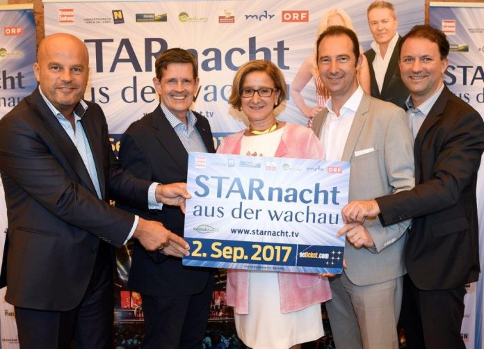 Freuen sich über den Impuls für den Tourismus in der Wachau: (v.l.n.r.): Martin Ramusch (ip media), Christoph Madl (Geschäftsführer NÖ Werbung), Landeshauptfrau Johanna Mikl-Leitner, Mario Pulker, (Fachgruppenobmann Gastronomie), und Bernhard Schröder (GF Donau Niederösterreich Tourismus GmbH). (Bildquelle: NLK / Reinberger) Freuen sich über den Impuls für den Tourismus in der Wachau: (v.l.n.r.): Martin Ramusch (ip media), Christoph Madl (Geschäftsführer NÖ Werbung), Landeshauptfrau Johanna Mikl-Leitner, Mario Pulker, (Fachgruppenobmann Gastronomie), und Bernhard Schröder (GF Donau Niederösterreich Tourismus GmbH). (Bildquelle: NLK / Reinberger)