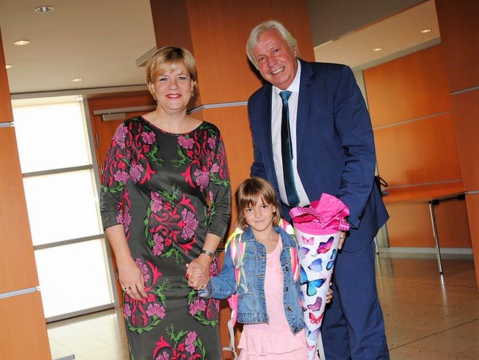 NÖ Bildungs-Landesrätin Barbara Schwarz und Landesschulratspräsident Johann Heuras wünschten Magdalena Trettler aus St. Pölten alles Gute für ihren ersten Schultag. (Bildquelle: Thomas Resch) NÖ Bildungs-Landesrätin Barbara Schwarz und Landesschulratspräsident Johann Heuras wünschten Magdalena Trettler aus St. Pölten alles Gute für ihren ersten Schultag. (Bildquelle: Thomas Resch)