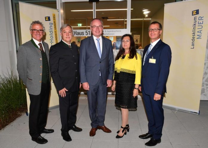 (v.l.n.r.): Kaufmännischer Direktor Dipl. KH-BW Robert Danner, MSc, MBA; Leiter der Abteilung für Kinder- und Jugendpsychiatrie und Psychotherapie Prim. Dr. Karl Ableidinger; LH-Stellverteter Stephan Pernkopf; Ärztliche Direktorin Prim.a Dr. Ingrid Leuteritz und Pflegedirektor Gerhard Leonhartsberger, MSc, MBA (Bildquelle: NLK Burchhart) (v.l.n.r.): Kaufmännischer Direktor Dipl. KH-BW Robert Danner, MSc, MBA; Leiter der Abteilung für Kinder- und Jugendpsychiatrie und Psychotherapie Prim. Dr. Karl Ableidinger; LH-Stellverteter Stephan Pernkopf; Ärztliche Direktorin Prim.a Dr. Ingrid Leuteritz und Pflegedirektor Gerhard Leonhartsberger, MSc, MBA (Bildquelle: NLK Burchhart)