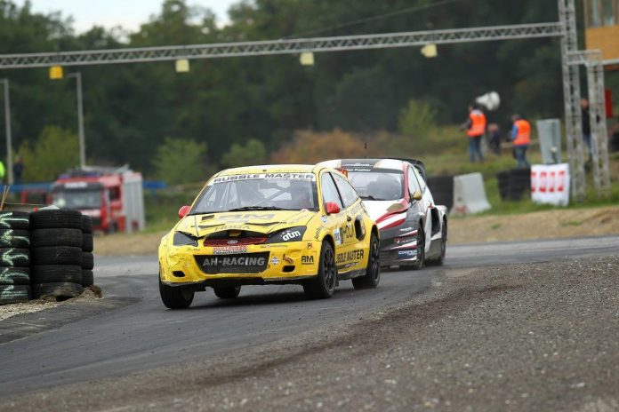 Alois Höller vor Max Pucher beim Saisonfinale am neu umgebauten Nordring in Fuglau. (Bildquelle: Walter Vogler) Alois Höller vor Max Pucher beim Saisonfinale am neu umgebauten Nordring in Fuglau. (Bildquelle: Walter Vogler)