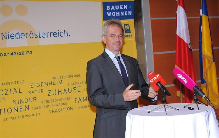 NÖ Wohnbau-Landesrat Karl Wilfing kündigt Verlängerung der Sonderförderungen für Heizkesseltausch und Dämmung der obersten Geschossdecke sowie für das Paket „Junges Wohnen“ und „Familienwohnen“ an. (Bildquelle: Thomas Resch) NÖ Wohnbau-Landesrat Karl Wilfing kündigt Verlängerung der Sonderförderungen für Heizkesseltausch und Dämmung der obersten Geschossdecke sowie für das Paket „Junges Wohnen“ und „Familienwohnen“ an. (Bildquelle: Thomas Resch)