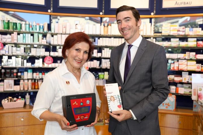 Ein Defibrillator für die Apotheke St. Veit – DDr. Philipp Saiko, Präsident der Apothekerkammer Wien und Apothekerin Mag.pharm. Elisabeth Heinrich schließen eine Defi-Versorgungslücke im 13. Bezirk. (Bildquelle: Österreichische Apothekerkammer / Katharina Schiffl) Ein Defibrillator für die Apotheke St. Veit – DDr. Philipp Saiko, Präsident der Apothekerkammer Wien und Apothekerin Mag.pharm. Elisabeth Heinrich schließen eine Defi-Versorgungslücke im 13. Bezirk. (Bildquelle: Österreichische Apothekerkammer / Katharina Schiffl)
