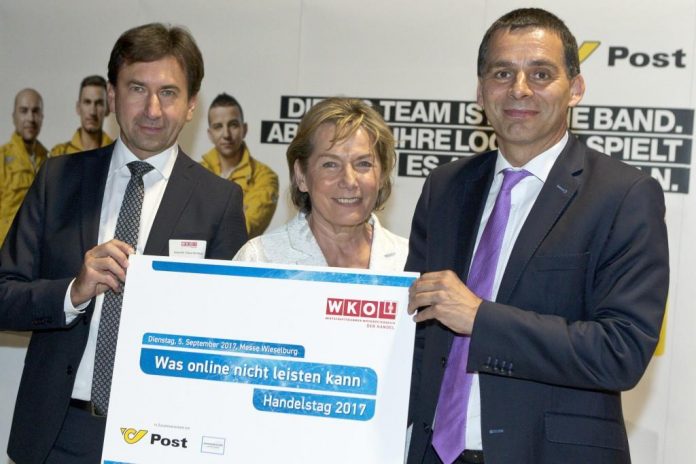 Das Motto des Handelstag – „Was online nicht leisten kann“ – zog sich durch das gesamte Programm: (v.l.n.r.): Spartenobmann Franz Kirnbauer, WKNÖ-Präsidentin Sonja Zwazl und Post-Vorstand Peter Umundum (Bildquelle: Bollwein) Das Motto des Handelstag – „Was online nicht leisten kann“ – zog sich durch das gesamte Programm: (v.l.n.r.): Spartenobmann Franz Kirnbauer, WKNÖ-Präsidentin Sonja Zwazl und Post-Vorstand Peter Umundum (Bildquelle: Bollwein)