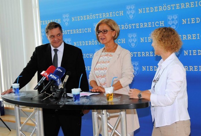 (v.l.n.r.): Wolfgang Neubauer (Ludwig Boltzmann-Institut für Archäologische Prospektion und Virtuelle Archäologie), Landeshauptfrau Johanna Mikl-Leitner und Gabriele Weigelhofer (WasserCluster Lunz) bei der Pressekonferenz in St. Pölten. (Bildquelle: Thomas Resch) (v.l.n.r.): Wolfgang Neubauer (Ludwig Boltzmann-Institut für Archäologische Prospektion und Virtuelle Archäologie), Landeshauptfrau Johanna Mikl-Leitner und Gabriele Weigelhofer (WasserCluster Lunz) bei der Pressekonferenz in St. Pölten. (Bildquelle: Thomas Resch)