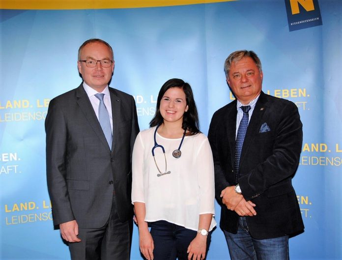 (v.l.n.r.): LH-Stellvertreter Stephan Pernkopf, die angehende Medizin-Studentin Anna Dinhobl und Markus Klamminger, stellvertretender medizinischer Geschäftsführer der NÖ Landeskliniken-Holding. (Bildquelle: Thomas Resch) (v.l.n.r.): LH-Stellvertreter Stephan Pernkopf, die angehende Medizin-Studentin Anna Dinhobl und Markus Klamminger, stellvertretender medizinischer Geschäftsführer der NÖ Landeskliniken-Holding. (Bildquelle: Thomas Resch)