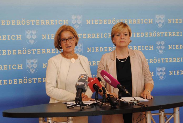 Landeshauptfrau Johanna Mikl-Leitner und Landesrätin Barbara Schwarz zum Ausbau der Kinderbetreuung in Niederösterreich (Bildquelle: Thomas Resch) Landeshauptfrau Johanna Mikl-Leitner und Landesrätin Barbara Schwarz zum Ausbau der Kinderbetreuung in Niederösterreich (Bildquelle: Thomas Resch)