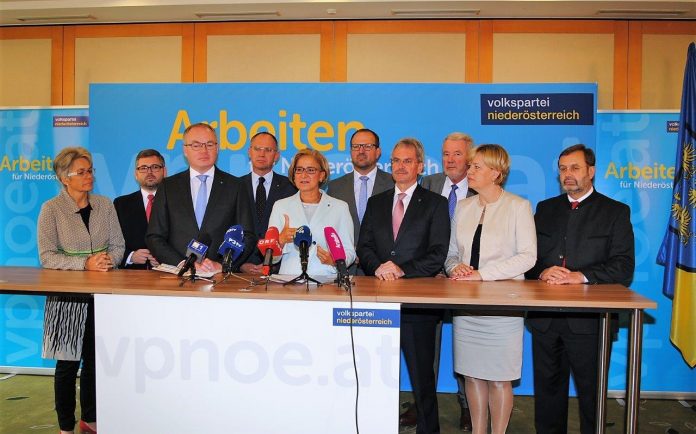 Landeshauptfrau Mikl-Leitner und das Regierungsteam der Volkspartei Niederösterreich bei der Pressekonferenz in Neuhofen/Ybbs. (Bildquelle: Thomas Resch) Landeshauptfrau Mikl-Leitner und das Regierungsteam der Volkspartei Niederösterreich bei der Pressekonferenz in Neuhofen/Ybbs. (Bildquelle: Thomas Resch)