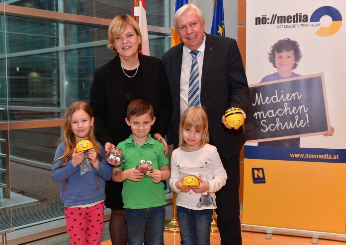 Landesrätin Barbara Schwarz und Landesschulrats-Präsident Johann Heuras freuen sich über die flächendeckende Ausstattung der Kindergärten und Schulen mit BeeBot-Sets (Bildquelle: NLK Burchhart) Landesrätin Barbara Schwarz und Landesschulrats-Präsident Johann Heuras freuen sich über die flächendeckende Ausstattung der Kindergärten und Schulen mit BeeBot-Sets (Bildquelle: NLK Burchhart)