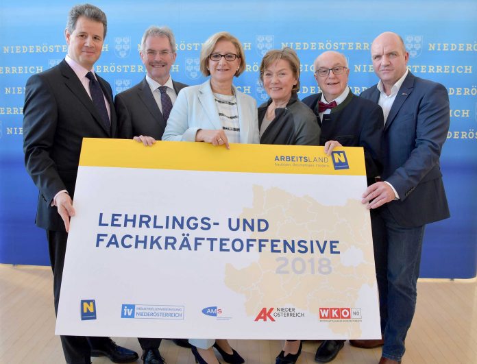 v.l.n.r.: Thomas Salzer, Präsident der Industriellenvereinigung Niederösterreich; der für Arbeit zuständige Landesrat Karl Wilfing; Landeshauptfrau Johanna Mikl-Leitner; Sonja Zwazl, Präsidentin der Wirtschaftskammer Niederösterreich; Karl Fakler, Landesgeschäftsführer des AMS Niederösterreich und Markus Wieser, Präsident der Arbeiterkammer Niederösterreich (Bildquelle: NLK Filzwieser) v.l.n.r.: Thomas Salzer, Präsident der Industriellenvereinigung Niederösterreich; der für Arbeit zuständige Landesrat Karl Wilfing; Landeshauptfrau Johanna Mikl-Leitner; Sonja Zwazl, Präsidentin der Wirtschaftskammer Niederösterreich; Karl Fakler, Landesgeschäftsführer des AMS Niederösterreich und Markus Wieser, Präsident der Arbeiterkammer Niederösterreich (Bildquelle: NLK Filzwieser)