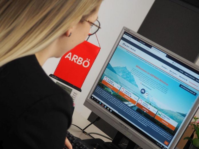 Wer 2018 auf die digitale Jahresvignette umsteigen möchte, sollte diese bis spätestens 14. Jänner gekauft haben. (Bildquelle: ARBÖ) Wer 2018 auf die digitale Jahresvignette umsteigen möchte, sollte diese bis spätestens 14. Jänner gekauft haben. (Bildquelle: ARBÖ)