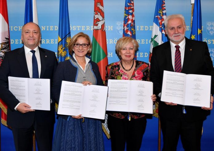 (v.l.n.r.): Kreishauptmann-Stellvertreter Pavel Franěk (Vysočina), Landeshauptfrau Johanna Mikl-Leitner (Niederösterreich), Kreishauptfrau Ivana Stráská (Südböhmen) und Kreishauptmann Bohumil Šimek (Südmähren) mit dem unterzeichneten Arbeitsprogramm für die Jahre 2018 bis 2021 (Bildquelle: NLK Reinberger) (v.l.n.r.): Kreishauptmann-Stellvertreter Pavel Franěk (Vysočina), Landeshauptfrau Johanna Mikl-Leitner (Niederösterreich), Kreishauptfrau Ivana Stráská (Südböhmen) und Kreishauptmann Bohumil Šimek (Südmähren) mit dem unterzeichneten Arbeitsprogramm für die Jahre 2018 bis 2021 (Bildquelle: NLK Reinberger)