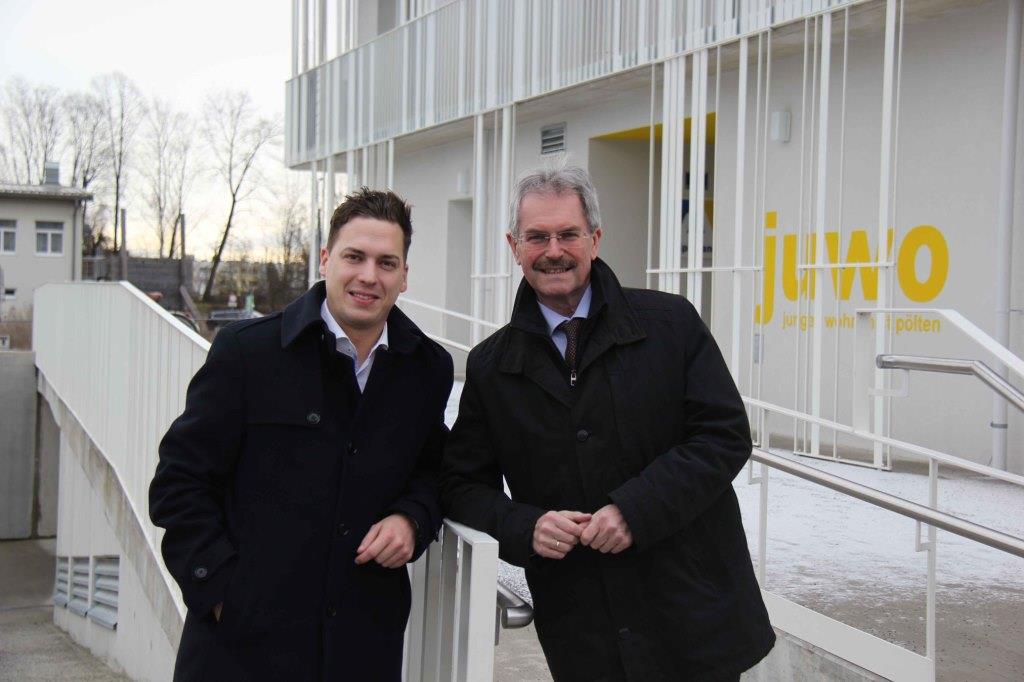 Heinreichsberger und Wilfing vor dem Jungen Wohnen in St. Pölten (Bildquelle: JVP Niederösterreich)
