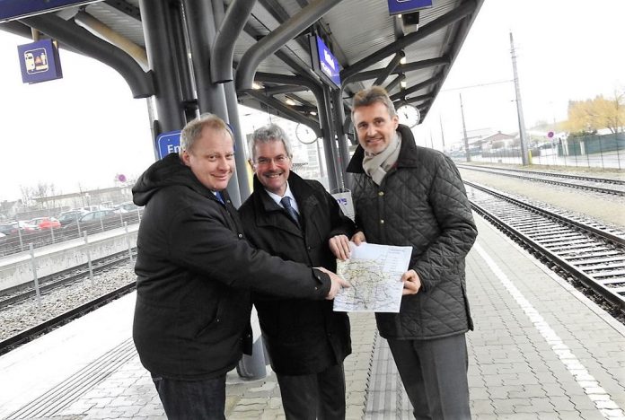 (v.l.n.r): Karl Mechtler (Pendlerinitiative Ladendorf), Verkehrslandesrat Karl Wilfing und VOR-Geschäftsführer Wolfgang Schroll (Bildquelle: Thomas Resch) (v.l.n.r): Karl Mechtler (Pendlerinitiative Ladendorf), Verkehrslandesrat Karl Wilfing und VOR-Geschäftsführer Wolfgang Schroll (Bildquelle: Thomas Resch)