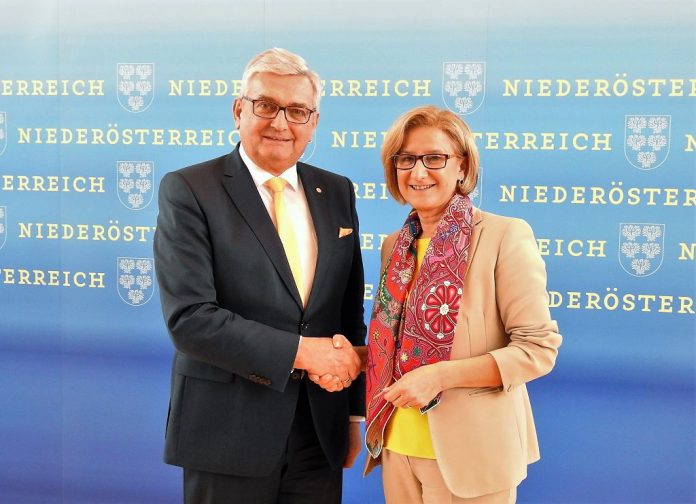 Gemeindebund-Präsident Alfred Riedl und Landeshauptfrau Johanna Mikl-Leitner informierten zum Thema „Mehr Bürgerservice in den Gemeinden“. (Bildquelle: Thomas Resch) Gemeindebund-Präsident Alfred Riedl und Landeshauptfrau Johanna Mikl-Leitner informierten zum Thema „Mehr Bürgerservice in den Gemeinden“. (Bildquelle: Thomas Resch)