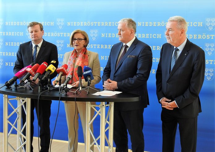 (v.l.n.r.): Der designierte Landesrat Gottfried Waldhäusl (FPÖ), Landeshauptfrau Johanna Mikl-Leitner, der designierte Landeshauptfrau-Stellvertreter Franz Schnabl (SPÖ) und VP-Klubobmann Klaus Schneeberger bei der Pressekonferenz in St. Pölten (Bildquelle: Thomas Resch) (v.l.n.r.): Der designierte Landesrat Gottfried Waldhäusl (FPÖ), Landeshauptfrau Johanna Mikl-Leitner, der designierte Landeshauptfrau-Stellvertreter Franz Schnabl (SPÖ) und VP-Klubobmann Klaus Schneeberger bei der Pressekonferenz in St. Pölten (Bildquelle: Thomas Resch)
