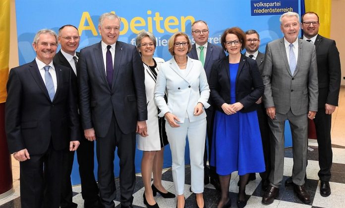 Das künftige Regierungsteam der VP-Niederösterreich (v.l.n.r.): Karl Wilfing, Gerhard Karner, Martin Eichtinger, Petra Bohuslav, Johanna Mikl-Leitner, Stephan Pernkopf, Christiane Teschl, Ludwig Schleritzko, Klaus Schneeberger und Bernhard Ebner (Bildquelle: Thomas Resch) Das künftige Regierungsteam der VP - Niederösterreich (v.l.n.r.): Karl Wilfing, Gerhard Karner, Martin Eichtinger, Petra Bohuslav, Johanna Mikl-Leitner, Stephan Pernkopf, Christiane Teschl, Ludwig Schleritzko, Klaus Schneeberger und Bernhard Ebner (Bildquelle: Thomas Resch)