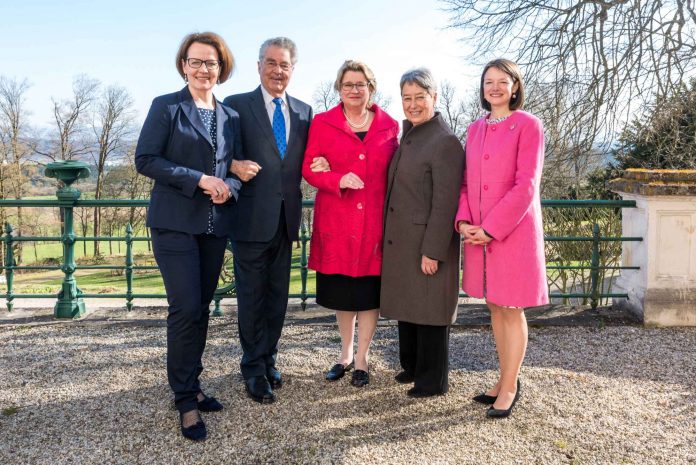 v.l.n.r.: Landesrätin Christiane Teschl-Hofmeister, Alt-Bundespräsident Heinz Fischer, Schlossherrin Anita Hohenberg, Margit Fischer und Schloss-Artstetten-Geschäftsführerin Alix d‘Harambure-Fraye (Bildquelle: David Mayrhofer) v.l.n.r.: Landesrätin Christiane Teschl-Hofmeister, Alt-Bundespräsident Heinz Fischer, Schlossherrin Anita Hohenberg, Margit Fischer und Schloss-Artstetten-Geschäftsführerin Alix d‘Harambure-Fraye (Bildquelle: David Mayrhofer)
