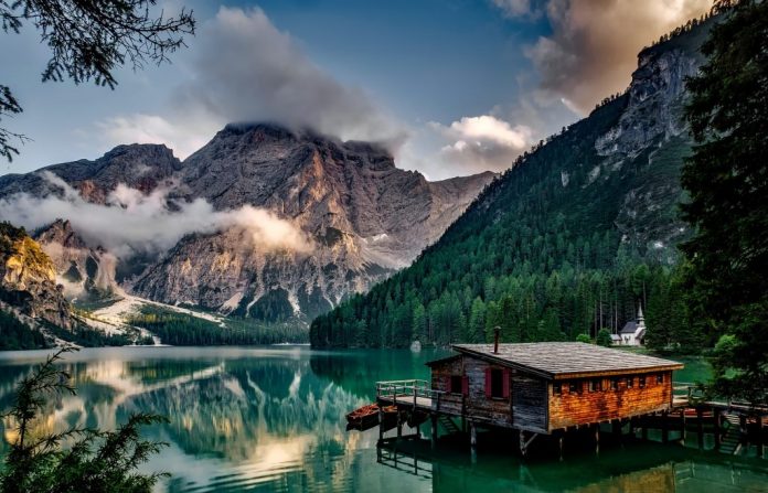 Wochenendhaus-Sharing (Bildquelle: https://www.pexels.com/de/foto/baume-berg-bootshaus-dock-147411/) Wochenendhaus-Sharing (Bildquelle: https://www.pexels.com/de/foto/baume-berg-bootshaus-dock-147411/)