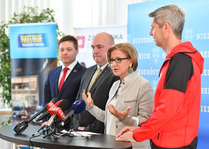 Präsentierten die erste Notruf-App für Österreich und Tschechien: (v.l.n.r.): App-Entwickler Filip Malenak, Christof Constantin Chwojka (Geschäftsführer Notruf NÖ), Landeshauptfrau Johanna Mikl-Leitner und Martin Gurdet (Landeseinsatzleiter Bergrettung NÖ) (Bildquelle: NLK / Burchhart) Präsentierten die erste Notruf-App für Österreich und Tschechien: (v.l.n.r.): App-Entwickler Filip Malenak, Christof Constantin Chwojka (Geschäftsführer Notruf NÖ), Landeshauptfrau Johanna Mikl-Leitner und Martin Gurdet (Landeseinsatzleiter Bergrettung NÖ) (Bildquelle: NLK / Burchhart)