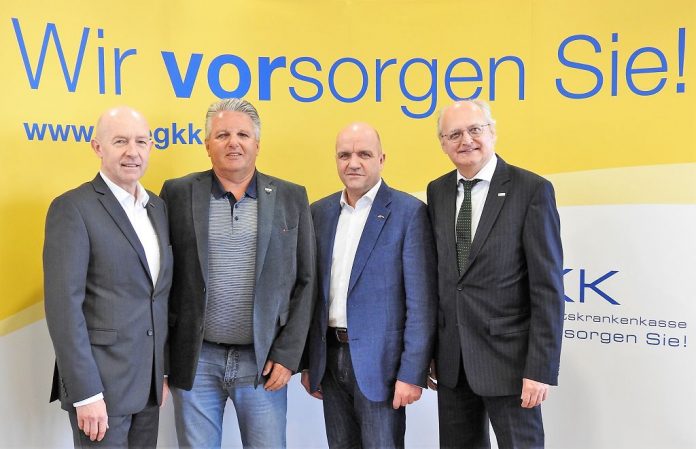 (v.l.n.r.): Komm.-Rat Franz Ehrenleitner (Landesgremienobmann der WKNÖ), Obmann NÖGKK Gerhard Hutter, AKNÖ - Präsident Markus Wieser und NÖGKK-Generaldirektor Mag. Jan Pazourek freuen sich über 70 Jahre Gesundheitsversorgung in Niederösterreich (Bildquelle: Thomas Resch) (v.l.n.r.): Komm.-Rat Franz Ehrenleitner (Landesgremienobmann der WKNÖ), Obmann NÖGKK Gerhard Hutter, AKNÖ - Präsident Markus Wieser und NÖGKK-Generaldirektor Mag. Jan Pazourek freuen sich über 70 Jahre Gesundheitsversorgung in Niederösterreich (Bildquelle: Thomas Resch)