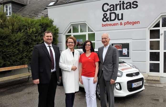 v.l.n.r.: Hannes Ziselsberger, Direktor der Caritas St. Pölten; Landesrätin Christiane Teschl-Hofmeister; Karin Neumayer, Einsatzleiterin der Sozialstation St. Pölten-Pottenbrunn und Michael Landau, Caritas-Präsident von Österreich und Direktor der Caritas Wien (Bildquelle: Thomas Resch) v.l.n.r.: Hannes Ziselsberger, Direktor der Caritas St. Pölten; Landesrätin Christiane Teschl-Hofmeister; Karin Neumayer, Einsatzleiterin der Sozialstation St. Pölten-Pottenbrunn und Michael Landau, Caritas-Präsident von Österreich und Direktor der Caritas Wien (Bildquelle: Thomas Resch)