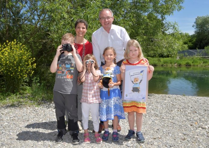 (v.l.n.r.): LH-Stellvertreter Dr. Stephan Pernkopf mit Mag.a Jasmine Bachmann, Geschäftsführerin des Vereines Naturparke Niederösterreich und eifrigen NaturparkforscherInnen (Bildquelle: F. Weingartner) (v.l.n.r.): LH-Stellvertreter Dr. Stephan Pernkopf mit Mag.a Jasmine Bachmann, Geschäftsführerin des Vereines Naturparke Niederösterreich und eifrigen NaturparkforscherInnen (Bildquelle: F. Weingartner)