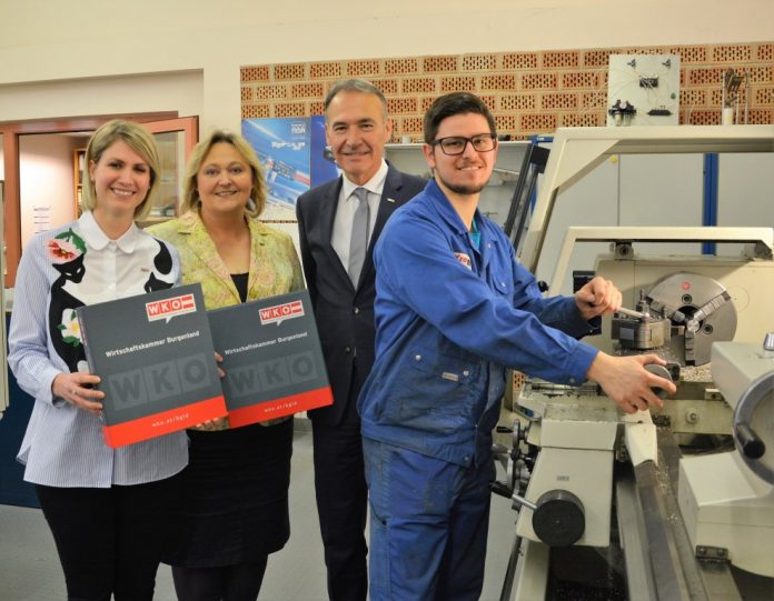 Wirtschaftskammerpräsident Nemeth wünscht sich Wertschätzung für Lehrbetriebe. Im Bild mit den mobilen Lehrstellenberaterinnen Carina Riegler und Helga Galosch (Bildquelle: WKO) Wirtschaftskammerpräsident Nemeth wünscht sich Wertschätzung für Lehrbetriebe. Im Bild mit den mobilen Lehrstellenberaterinnen Carina Riegler und Helga Galosch (Bildquelle: WKO)