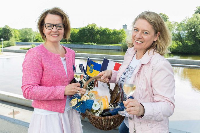 Landesrätin Christiane Teschl-Hofmeister und NÖ Kellermeisterin Judith Hartl freuen sich über die bereits sechste Teilnahme von Wein und Sekt aus Niederösterreich bei den kommenden Filmfestspielen in Cannes (Bildquelle: Büro LR Teschl-Hofmeister) Landesrätin Christiane Teschl-Hofmeister und NÖ Kellermeisterin Judith Hartl freuen sich über die bereits sechste Teilnahme von Wein und Sekt aus Niederösterreich bei den kommenden Filmfestspielen in Cannes (Bildquelle: Büro LR Teschl-Hofmeister)