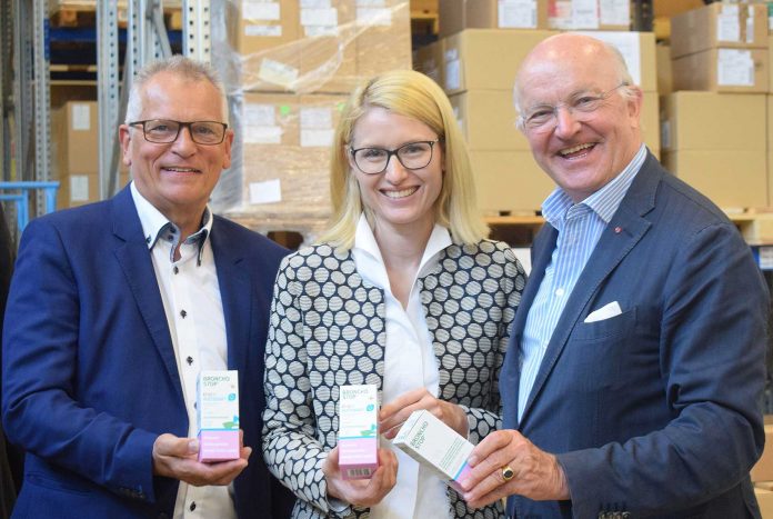 (v.l.n.r.:) IWS-GF Prof. Gottfried Kneifel, LR Mag. Christine Haberlander und Firmenchef Dr. Johann Kwizda (Bildquelle: Land OÖ) (v.l.n.r.:) IWS-GF Prof. Gottfried Kneifel, LR Mag. Christine Haberlander und Firmenchef Dr. Johann Kwizda (Bildquelle: Land OÖ)