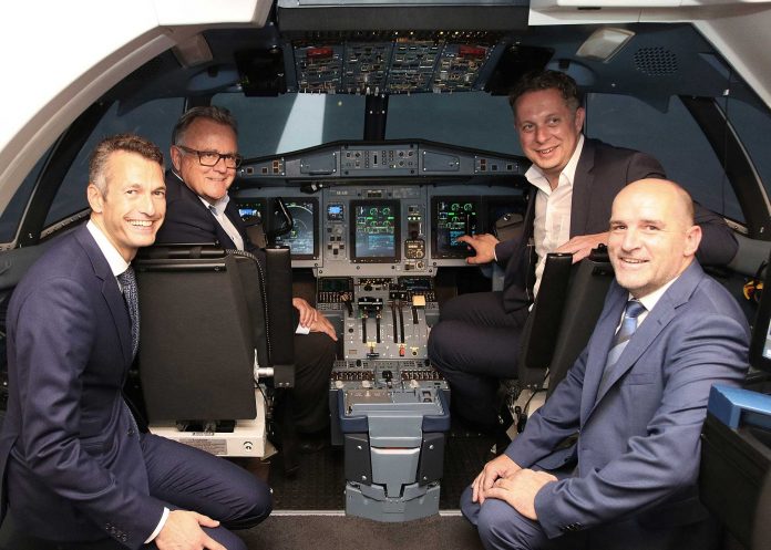 Wirtschaftslandesrat MMag. Alexander Petschnig und Landeshauptmann Hans Niessl mit den beiden Geschäftsführern Dr. Claus Rhomberg (li.vorne) und Ing. Thomas Herrele (re.vo.) im neuen Flugsimulator (Bildquelle: Bgld. Landesmedienservice) Wirtschaftslandesrat MMag. Alexander Petschnig und Landeshauptmann Hans Niessl mit den beiden Geschäftsführern Dr. Claus Rhomberg (li.vorne) und Ing. Thomas Herrele (re.vo.) im neuen Flugsimulator (Bildquelle: Bgld. Landesmedienservice)