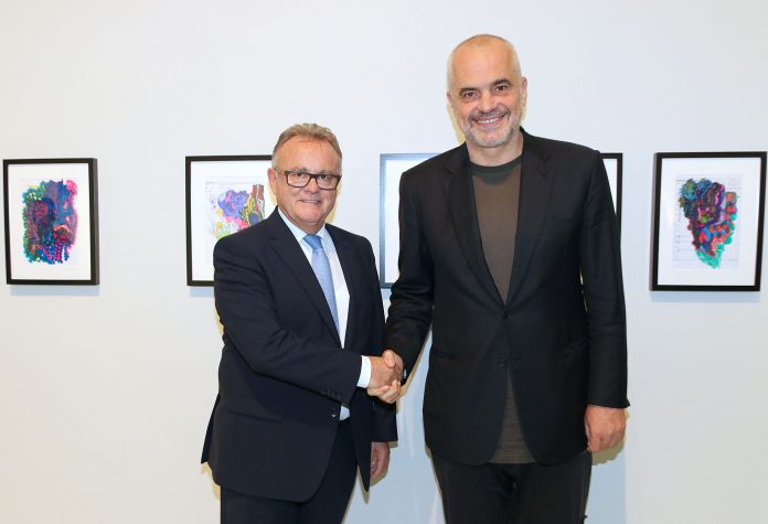 Landeshauptmann Hans Niessl mit Künstler Edi Rama vor einigen seiner „Fantastischen Notizen“ (Bildquelle: Bgld. Landesmedienservice) Landeshauptmann Hans Niessl mit Künstler Edi Rama vor einigen seiner „Fantastischen Notizen“ (Bildquelle: Bgld. Landesmedienservice)