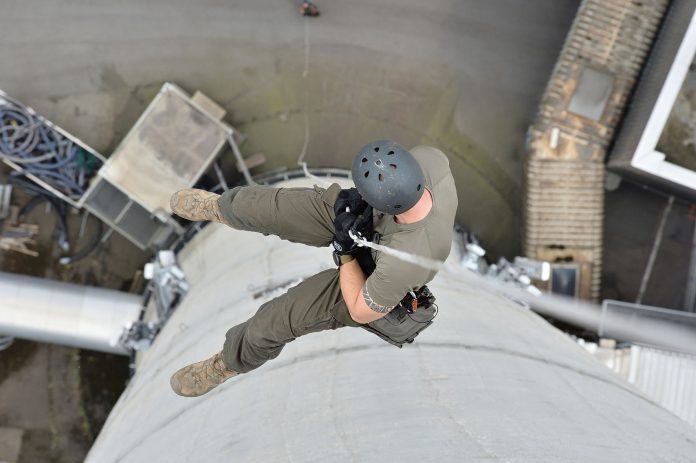 Zwölf Einsatzbeamte der Cobra-Stützpunkte Linz und Salzburg haben bei der Seiltechnik-Übung am 183 Meter hohen Kraftwerks-Kamin ihr Können und ihre Körperbeherrschung unter Beweis gestellt (Bildquelle: LINZ AG) Zwölf Einsatzbeamte der Cobra-Stützpunkte Linz und Salzburg haben bei der Seiltechnik-Übung am 183 Meter hohen Kraftwerks-Kamin ihr Können und ihre Körperbeherrschung unter Beweis gestellt (Bildquelle: LINZ AG)