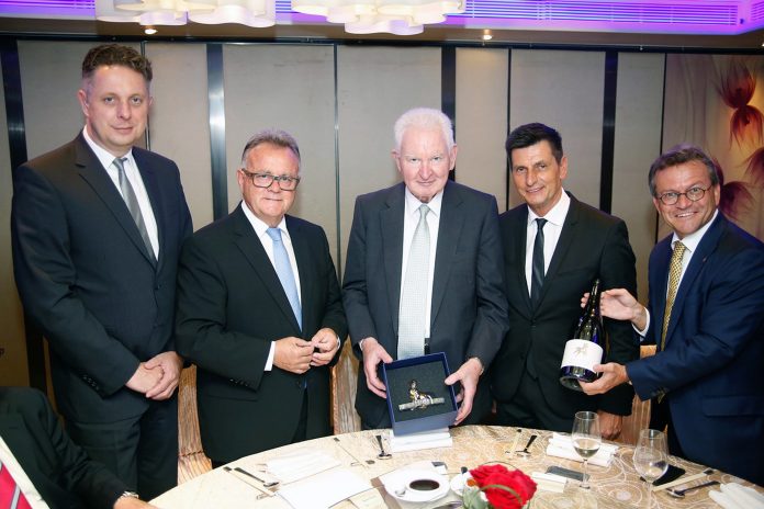 (v.l.n.r.): Tourismuslandesrat MMag. Alexander Petschnig, LH Hans Niessl, Dr. Helmut Sohmen, Ehrenpräsident der Österreichischen Gesellschaft zur Förderung freundschaftlicher und kultureller Beziehungen zur VR China (ÖGCF), Landtagspräsident Christian Illedits, Generalkonsul Michael Kratzer (Bildquelle: Bgld. Landesmedienservice) (v.l.n.r.): Tourismuslandesrat MMag. Alexander Petschnig, LH Hans Niessl, Dr. Helmut Sohmen, Ehrenpräsident der Österreichischen Gesellschaft zur Förderung freundschaftlicher und kultureller Beziehungen zur VR China (ÖGCF), Landtagspräsident Christian Illedits, Generalkonsul Michael Kratzer (Bildquelle: Bgld. Landesmedienservice)