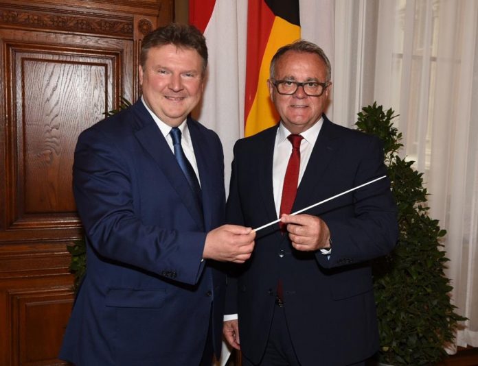 Landeshauptmann Hans Niessl und Bürgermeister Landeshauptmann Dr. Michael Ludwig bei der feierlichen Übergabe des Ländervorsitzes von Wien an das Burgenland im Rathaus in Wien (Bildquelle: Bgld. Landesmedienservice) Landeshauptmann Hans Niessl und Bürgermeister Landeshauptmann Dr. Michael Ludwig bei der feierlichen Übergabe des Ländervorsitzes von Wien an das Burgenland im Rathaus in Wien (Bildquelle: Bgld. Landesmedienservice)