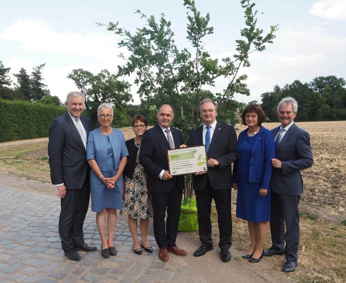 (v.l.n.r.): Landesrat Martin Eichtinger, Brigitte Mang (Leiterin Kulturstiftung Dessau-Wörlitz), Marlies Sobotka, Wolfgang Sobotka (Nationalratspräsident und Präsident von Natur im Garten International), Reiner Haseloff, (Ministerpräsident des Landes Sachsen-Anhalt), Gabriele Haseloff und NÖ Landtagspräsident Karl Wilfing bei der Delegationsreise nach Sachsen-Anhalt. (Bildquelle: Natur im Garten) (v.l.n.r.): Landesrat Martin Eichtinger, Brigitte Mang (Leiterin Kulturstiftung Dessau-Wörlitz), Marlies Sobotka, Wolfgang Sobotka (Nationalratspräsident und Präsident von Natur im Garten International), Reiner Haseloff, (Ministerpräsident des Landes Sachsen-Anhalt), Gabriele Haseloff und NÖ Landtagspräsident Karl Wilfing bei der Delegationsreise nach Sachsen-Anhalt. (Bildquelle: Natur im Garten)