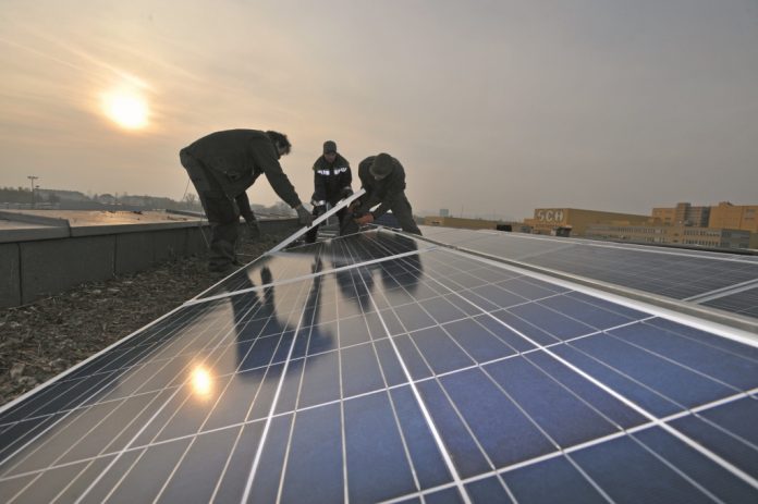 Die LINZ AG setzt mit ihrer Photovoltaikoffensive noch mehr als bisher auf erneuerbare Energien und erweitert die Leistung ihrer PV-Anlagen auf 2 Megawatt Peak (Bildquelle: LINZ AG) Die LINZ AG setzt mit ihrer Photovoltaikoffensive noch mehr als bisher auf erneuerbare Energien und erweitert die Leistung ihrer PV-Anlagen auf 2 Megawatt Peak (Bildquelle: LINZ AG)