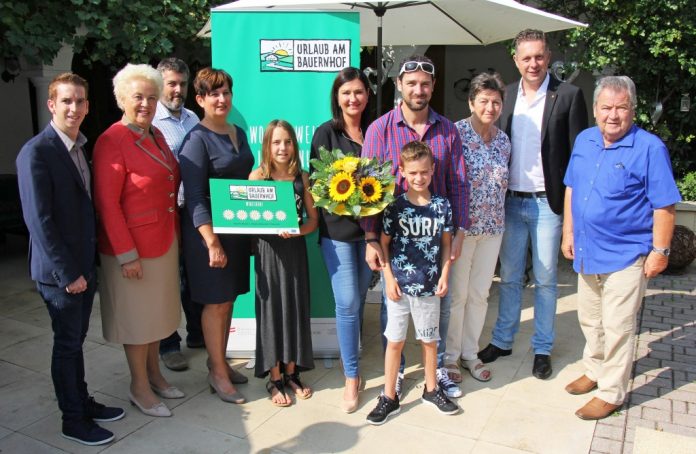 Agrarlandesrätin Verena Dunst stellte sich gemeinsam mit Tourismuslandesrat MMag. Alexander Petschnig und DI Dorothea Jagschitz, Obfrau der bäuerlichen Vermieter im Burgenland, beim Winzerhof Schindler in Mörbisch am See als erste Gratulanten zur herausragenden Auszeichnung von 5 Blumen ein (Bildquelle: Bgld. Landesmedienservice) Agrarlandesrätin Verena Dunst stellte sich gemeinsam mit Tourismuslandesrat MMag. Alexander Petschnig und DI Dorothea Jagschitz, Obfrau der bäuerlichen Vermieter im Burgenland, beim Winzerhof Schindler in Mörbisch am See als erste Gratulanten zur herausragenden Auszeichnung von 5 Blumen ein (Bildquelle: Bgld. Landesmedienservice)