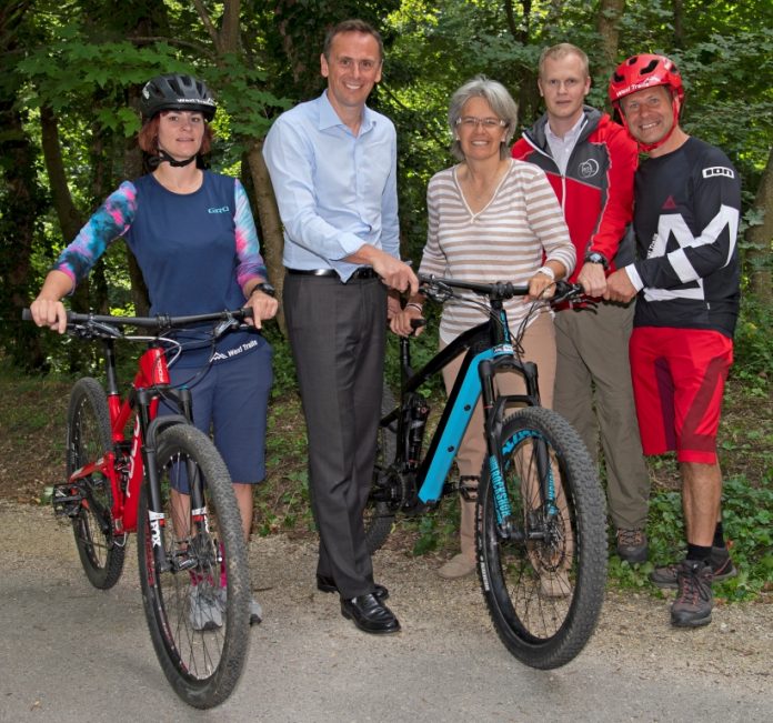 ecoplus Geschäftsführer Jochen Danninger, Wirtschafts- und Tourismuslandesrätin Petra Bohuslav und NÖ-BBG Geschäftsführer Markus Redl mit begeisterten Mountainbikern (Bildquelle: Erich Marschik) ecoplus Geschäftsführer Jochen Danninger, Wirtschafts- und Tourismuslandesrätin Petra Bohuslav und NÖ-BBG Geschäftsführer Markus Redl mit begeisterten Mountainbikern (Bildquelle: Erich Marschik)