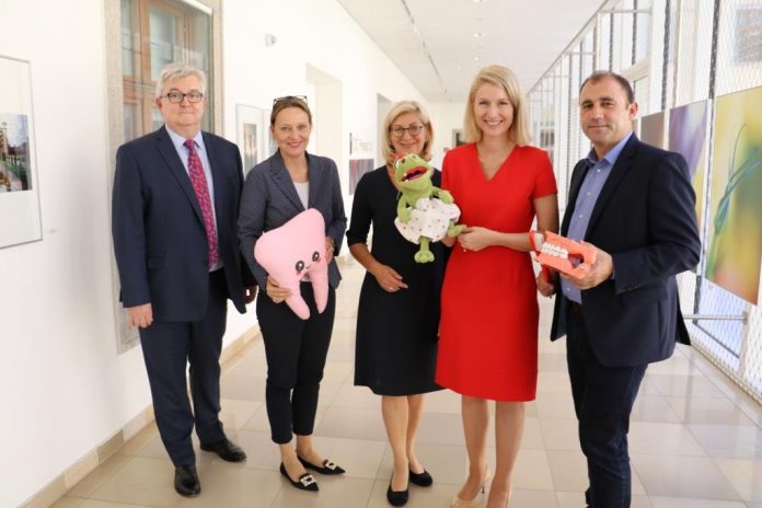 (v.l.n.r.): MR Dr. Friedrich Tüchler (Zahnärztekammer OÖ), Mag. Dr. Doris Formann (Proges), Mag. Dr. Andrea Wesenauer (OÖGKK), Mag. Christine Haberlander (Land OÖ) und Albert Maringer (OÖGKK) (Bildquelle: OÖGKK) (v.l.n.r.): MR Dr. Friedrich Tüchler (Zahnärztekammer OÖ), Mag. Dr. Doris Formann (Proges), Mag. Dr. Andrea Wesenauer (OÖGKK), Mag. Christine Haberlander (Land OÖ) und Albert Maringer (OÖGKK) (Bildquelle: OÖGKK)