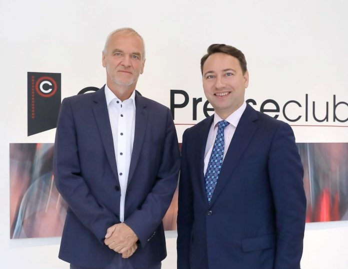 Dr. Gottfried Schindlbauer, Leiter der Abteilung Naturschutz und Naturschutzreferent LH-Stv. Dr. Manfred Haimbuchner (Bildquelle: Land OÖ / Lisa Schaffner) Dr. Gottfried Schindlbauer, Leiter der Abteilung Naturschutz und Naturschutzreferent LH-Stv. Dr. Manfred Haimbuchner (Bildquelle: Land OÖ / Lisa Schaffner)