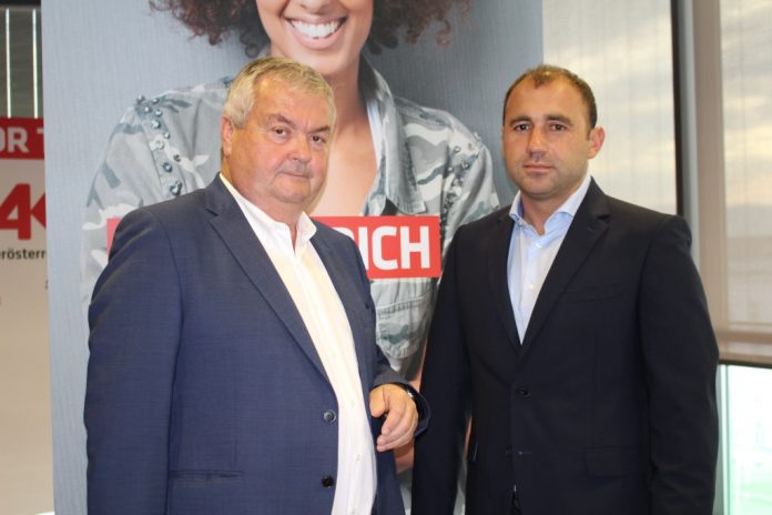 (v.l.n.r.): AK-Präsidenten Dr. Johann Kalliauer und Albert Maringer, Obmann OÖGKK (Bildquelle: zVg.) (v.l.n.r.): AK-Präsidenten Dr. Johann Kalliauer und Albert Maringer, Obmann OÖGKK (Bildquelle: zVg.)