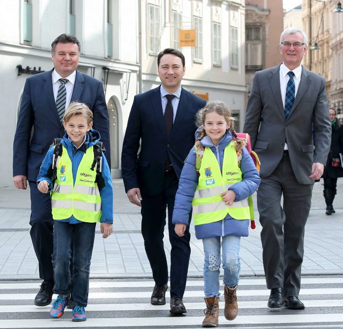 (v.l.n.r.): Infrastruktur-Landesrat Mag. Günther Steinkellner, Familienreferent LH-Stv. Dr. Manfred Haimbuchner und Sicherheits-Landesrat KommR Elmar Podgorschek mit Kindern (Bildquelle: Land OÖ/Straßmayr) (v.l.n.r.): Infrastruktur-Landesrat Mag. Günther Steinkellner, Familienreferent LH-Stv. Dr. Manfred Haimbuchner und Sicherheits-Landesrat KommR Elmar Podgorschek mit Kindern (Bildquelle: Land OÖ/Straßmayr)